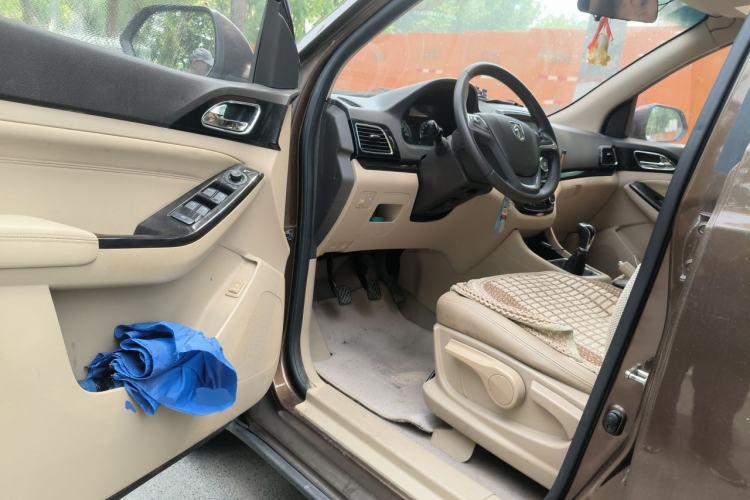 Used Baojun 730 2014 1.5L manual luxury trim 7 seats Driver Seat