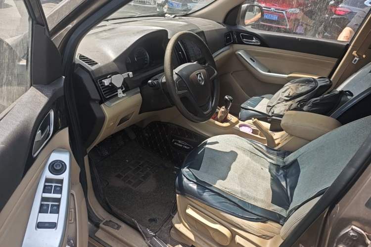 Used Baojun 730 2014 1.5L manual standard trim 7 seats Driver Seat