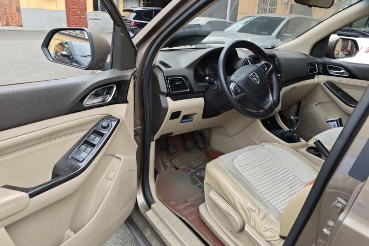 Used Baojun 730 2014 1.5L manual luxury trim 7 seats Driver Seat