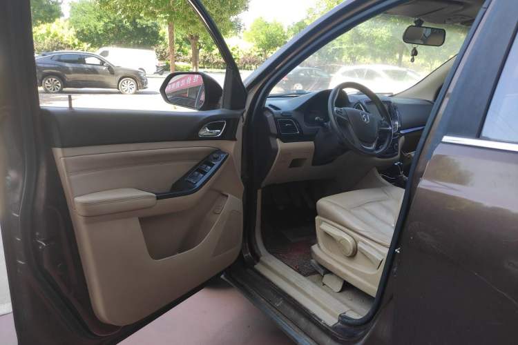 Used Baojun 730 2014 1.5L manual luxury trim 7 seats Driver Seat