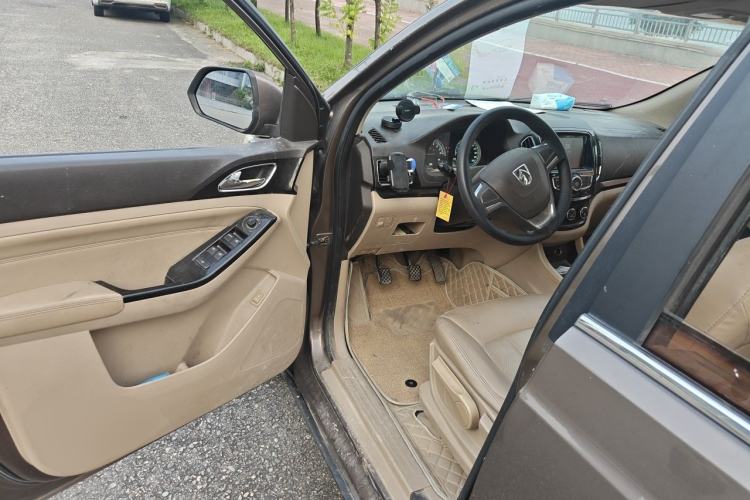 Used Baojun 730 2014 1.5L manual Comfort version 7 seats Driver Seat