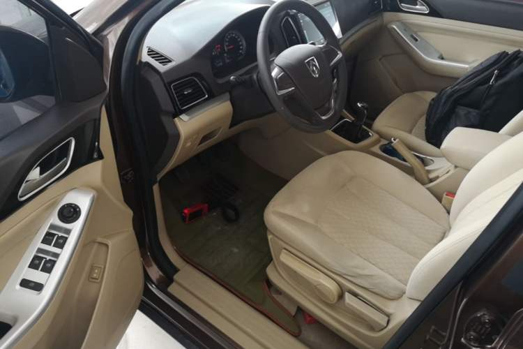 Used Baojun 730 2014 1.5L manual standard trim 7 seats Driver Seat