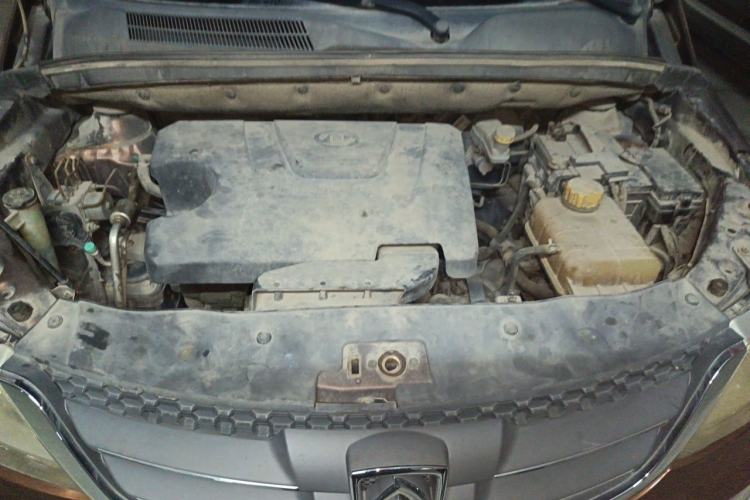 Used Baojun 730 2014 1.5L manual Comfort version 7 seats Engine Bay