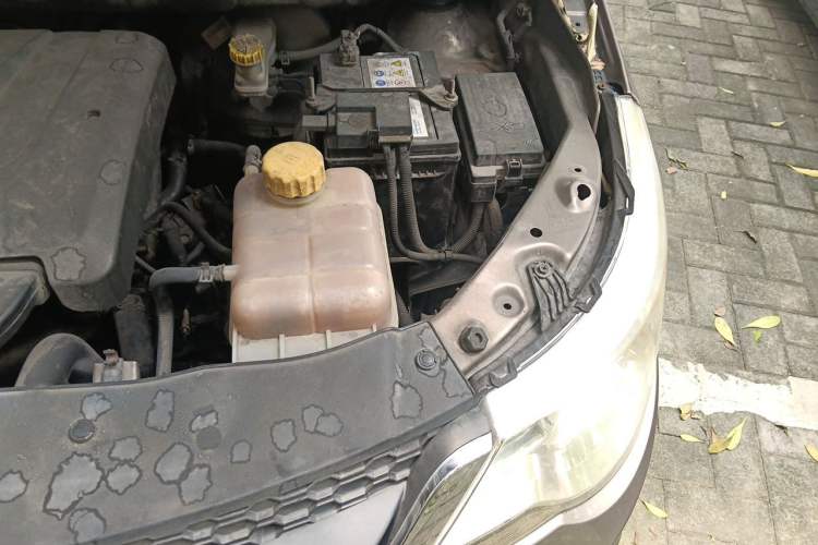 Used Baojun 730 2014 1.5L manual standard trim 7 seats Engine Bay Left