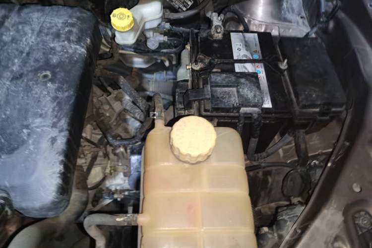 Used Baojun 730 2014 1.5L manual Comfort version 7 seats Engine Bay Left