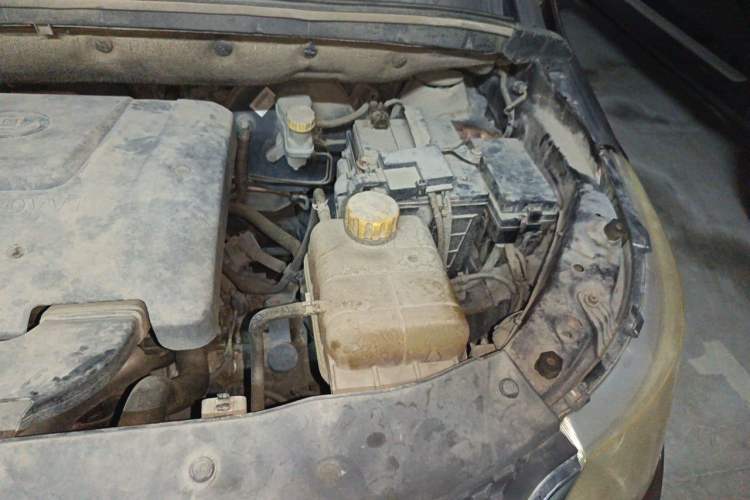 Used Baojun 730 2014 1.5L manual Comfort version 7 seats Engine Bay Left
