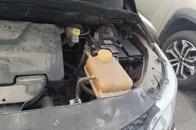 Used Baojun 730 2014 1.5L manual standard version 5 seats Engine Bay Left