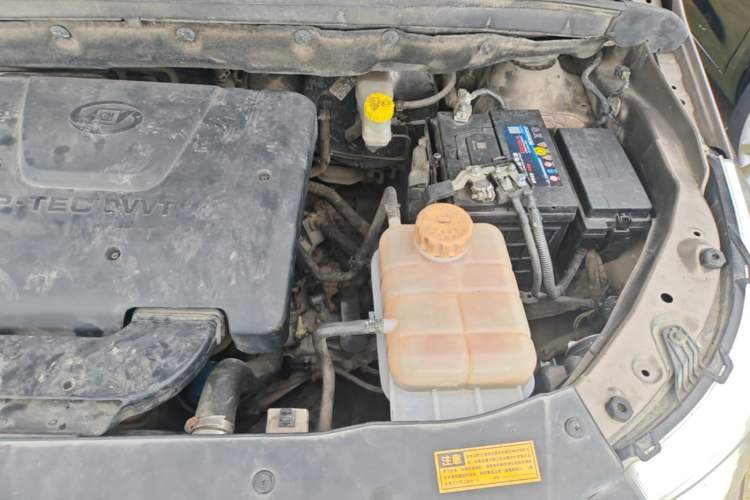 Used Baojun 730 2014 1.5L manual Comfort version 7 seats Engine Bay Left