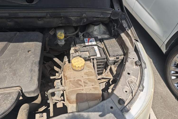 Used Baojun 730 2014 1.5L manual standard trim 7 seats Engine Bay Left