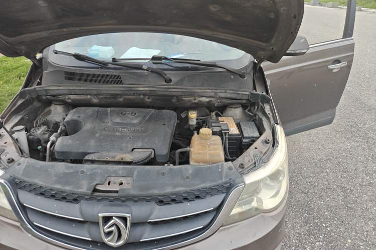 Used Baojun 730 2014 1.5L manual Comfort version 7 seats Engine Bay Left
