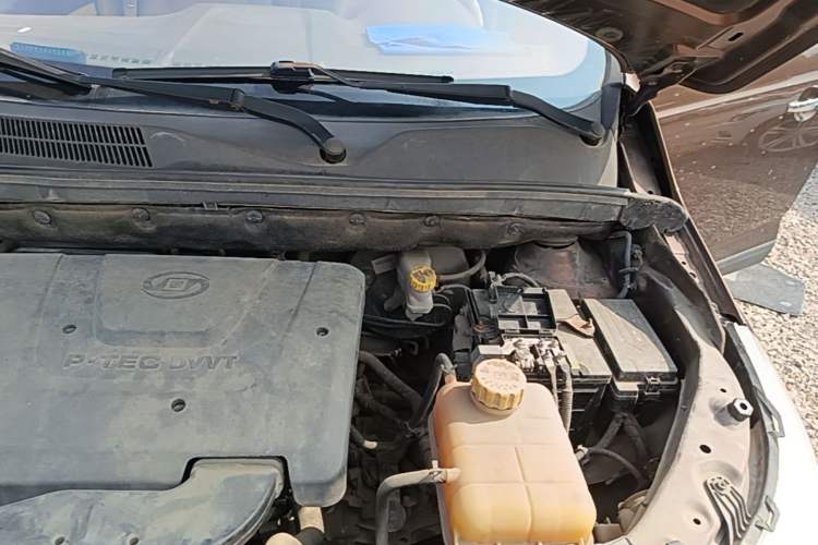 Used Baojun 730 2014 1.5L manual Comfort version 7 seats Engine Bay Left