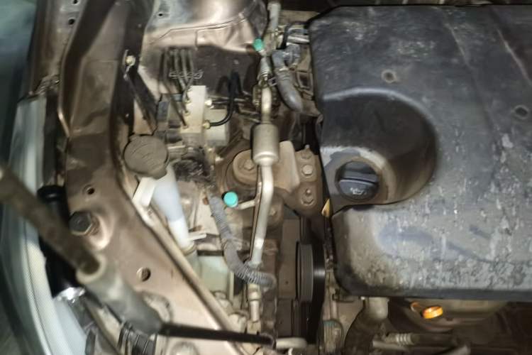 Used Baojun 730 2014 1.5L manual Comfort version 7 seats Engine Bay Right