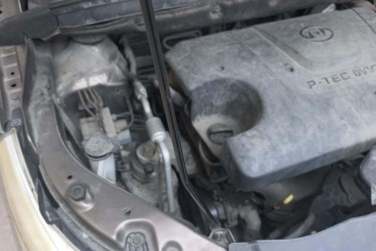 Used Baojun 730 2014 1.5L manual Comfort version 7 seats Engine Bay Right