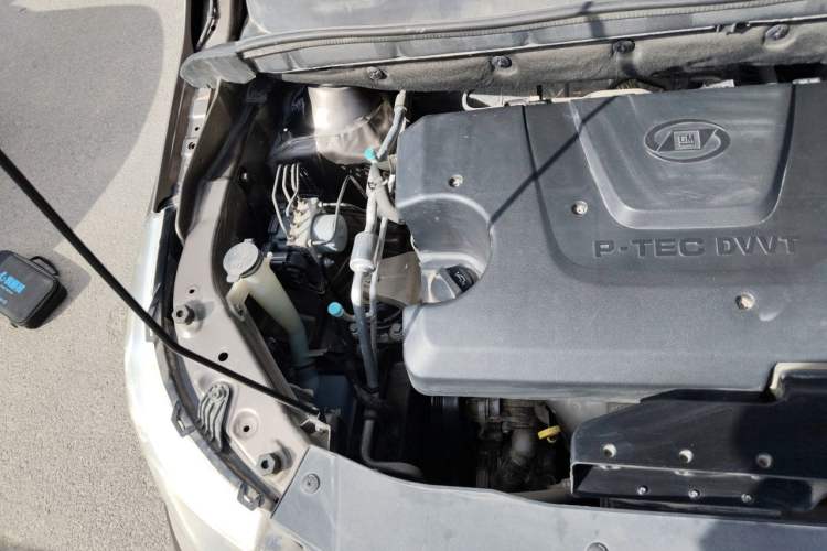 Used Baojun 730 2014 1.5L manual Comfort version 7 seats Engine Bay Right