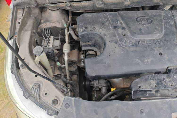 Used Baojun 730 2014 1.5L manual Comfort version 7 seats Engine Bay Right