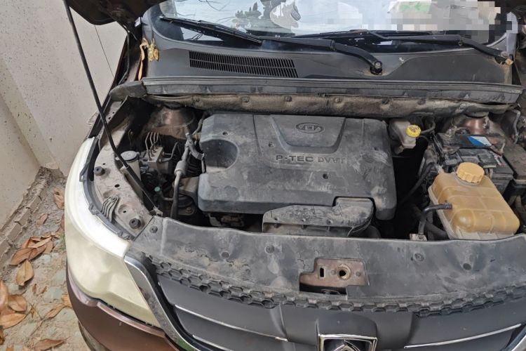 Used Baojun 730 2014 1.5L manual Comfort version 7 seats Engine Bay Right