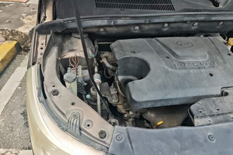Used Baojun 730 2014 1.5L manual Comfort version 7 seats Engine Bay Right