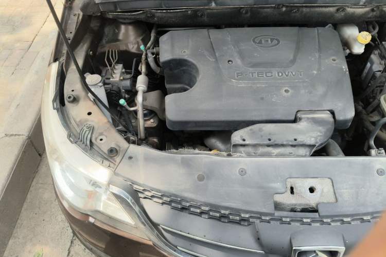 Used Baojun 730 2014 1.5L manual luxury trim 7 seats Engine Bay Right