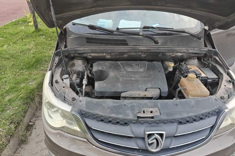 Used Baojun 730 2014 1.5L manual Comfort version 7 seats Engine Bay Right