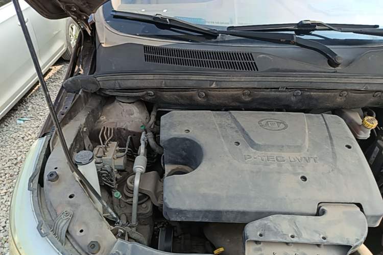 Used Baojun 730 2014 1.5L manual Comfort version 7 seats Engine Bay Right