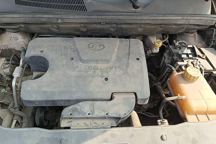 Used Baojun 730 2014 1.5L manual Comfort version 7 seats Engine Bay