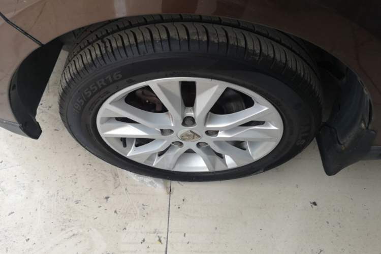 Used Baojun 730 2014 1.5L manual standard trim 7 seats Exterior 1