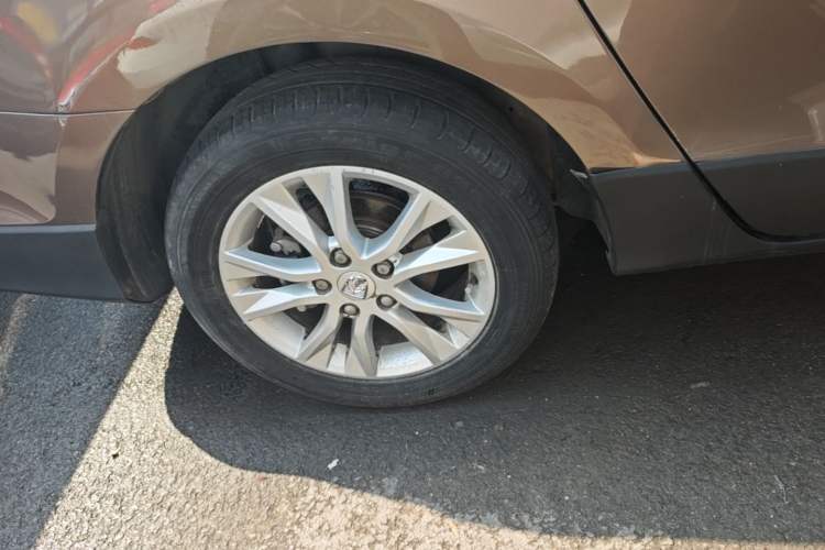 Used Baojun 730 2014 1.5L manual Comfort ESP version 7 seats Exterior 5