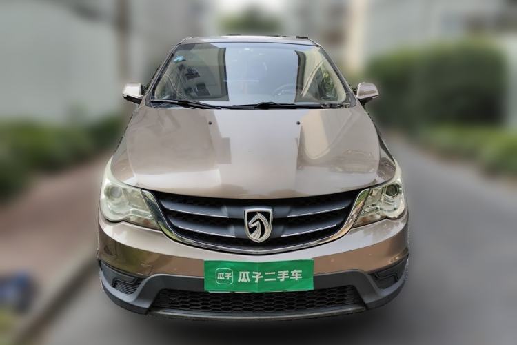 Used Baojun 730 2014 1.5L manual standard trim 7 seats Front