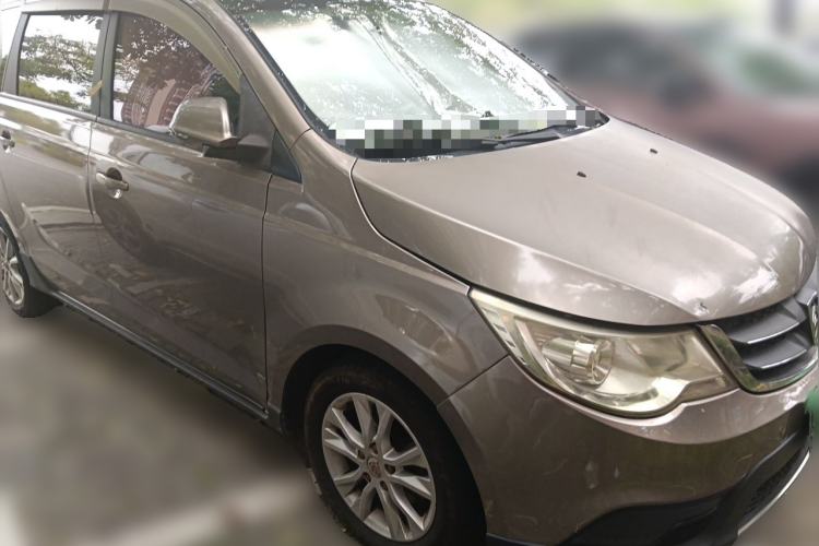 Used Baojun 730 2014 1.5L manual standard trim 7 seats Front Right 45 Deg