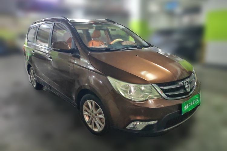 Used Baojun 730 2014 1.5L manual luxury trim 7 seats Front Right 45 Deg