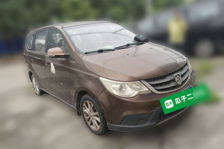 Used Baojun 730 2014 1.5L manual standard trim 7 seats Front Right 45 Deg