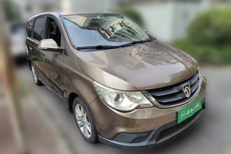 Used Baojun 730 2014 1.5L manual standard trim 7 seats Front Right 45 Deg