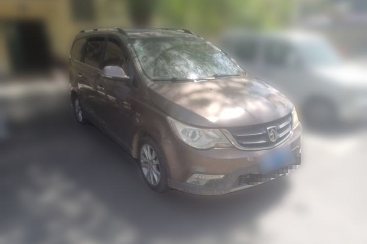 Used Baojun 730 2014 1.5L manual luxury trim 7 seats Front Right 45 Deg