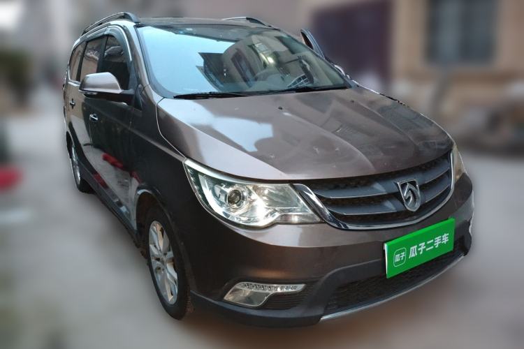 Used Baojun 730 2014 1.5L manual Comfort version 7 seats Front Right 45 Deg
