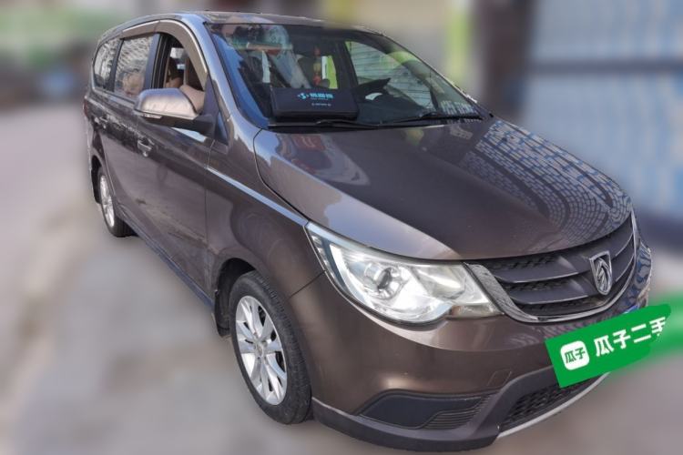 Used Baojun 730 2014 1.5L manual standard trim 7 seats Front Right 45 Deg