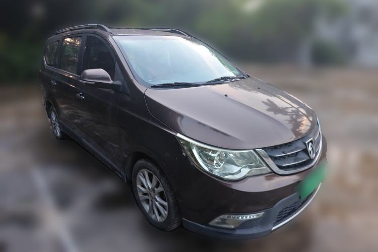 Used Baojun 730 2014 1.5L manual Comfort version 7 seats Front Right 45 Deg