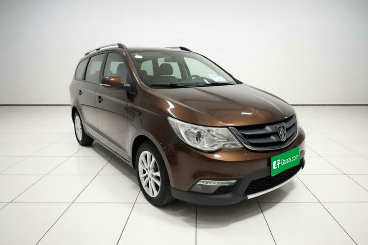 Used Baojun 730 2014 1.5L manual Comfort version 7 seats Front Right 45 Deg