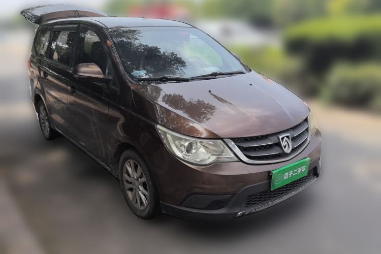 Used Baojun 730 2014 1.5L manual standard trim 7 seats Front Right 45 Deg