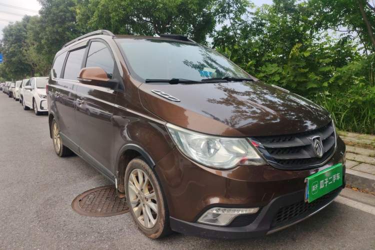 Used Baojun 730 2014 1.5L manual luxury trim 7 seats Front Right 45 Deg