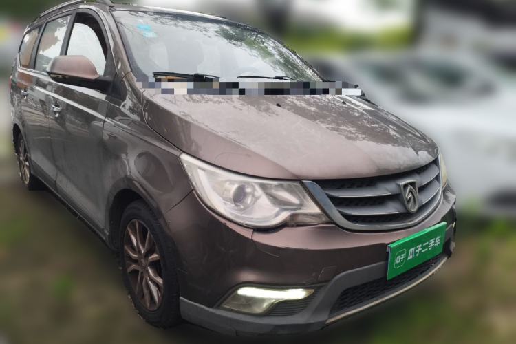Used Baojun 730 2014 1.5L manual luxury trim 7 seats Front Right 45 Deg