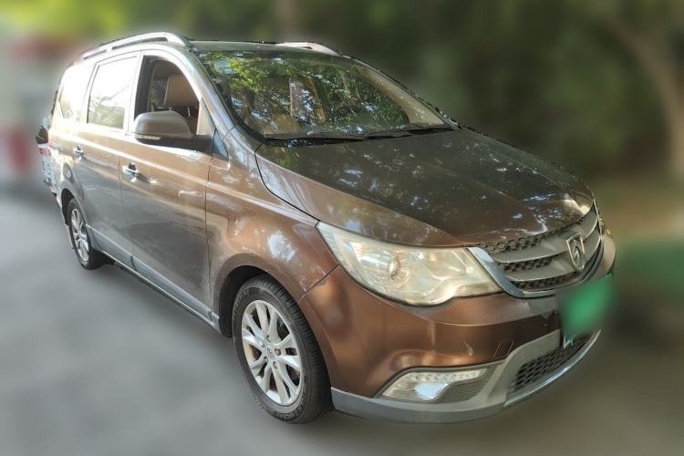 Used Baojun 730 2014 1.5L manual Comfort version 7 seats Front Right 45 Deg
