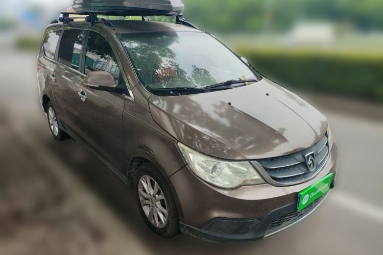 Used Baojun 730 2014 1.5L manual standard trim 7 seats Front Right 45 Deg