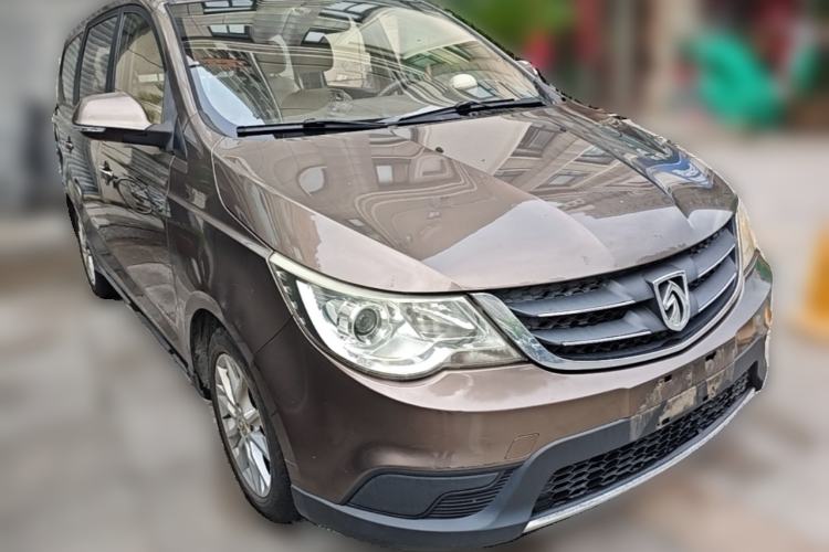Used Baojun 730 2014 1.5L manual standard trim 7 seats Front Right 45 Deg
