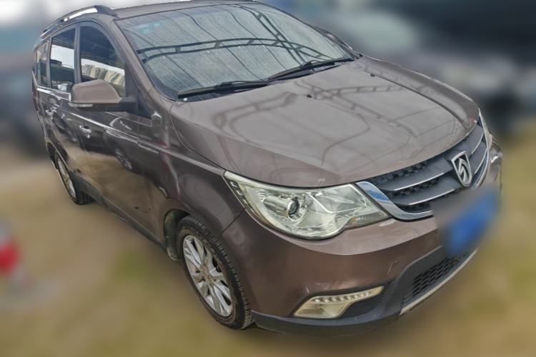 Used Baojun 730 2014 1.5L manual Comfort version 7 seats Front Right 45 Deg
