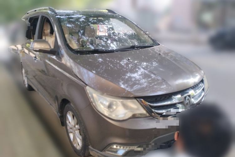 Used Baojun 730 2014 1.5L manual Comfort version 7 seats Front Right 45 Deg