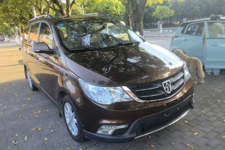 Used Baojun 730 2014 1.5L manual Comfort ESP version 7 seats Front Right 45 Deg