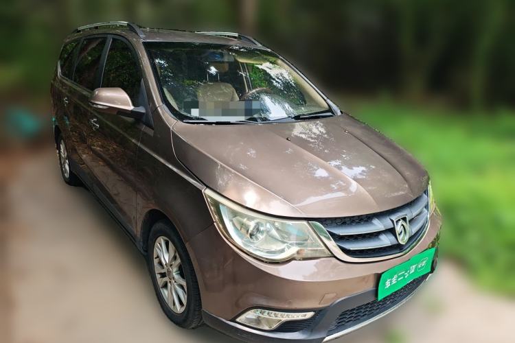 Used Baojun 730 2014 1.5L manual Comfort version 7 seats Front Right 45 Deg