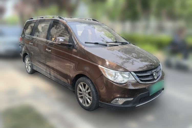 Used Baojun 730 2014 1.5L manual luxury trim 7 seats Front Right 45 Deg