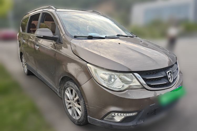 Used Baojun 730 2014 1.5L manual Comfort version 7 seats Front Right 45 Deg