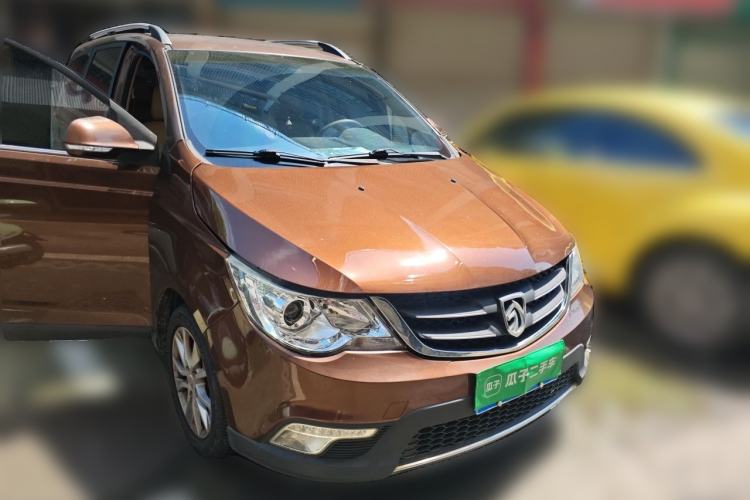 Used Baojun 730 2014 1.5L manual Comfort version 7 seats Front Right 45 Deg